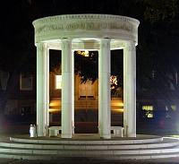 04403 Center of Law School quad at night